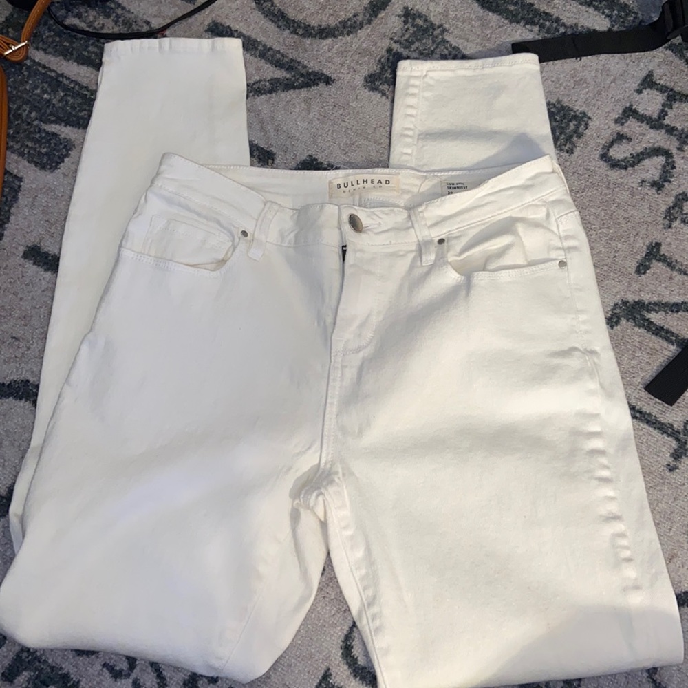 White bullhead skinny jeans w rips